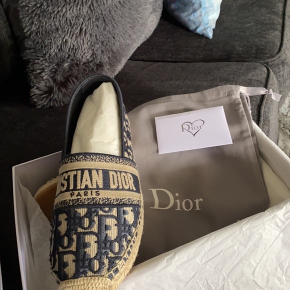 Never worn, ordered wrong size. - Picture 2 of 4